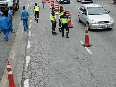 Obras de drenagem para atender morro em Santos começam nesta terça.