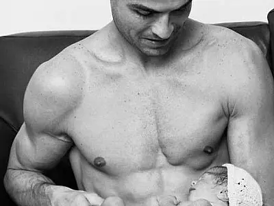 Cristiano Ronaldo posta foto com a filha recém-nascida após morte de gêmeo