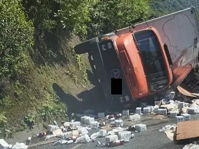 Caminhão de refrigerantes tomba, causando congestionamento na Rodovia Anchieta
