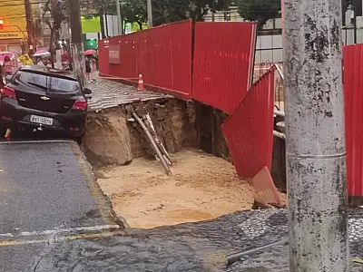 Cratera se abre em calçada no bairro do Gonzaga e quase engole carro