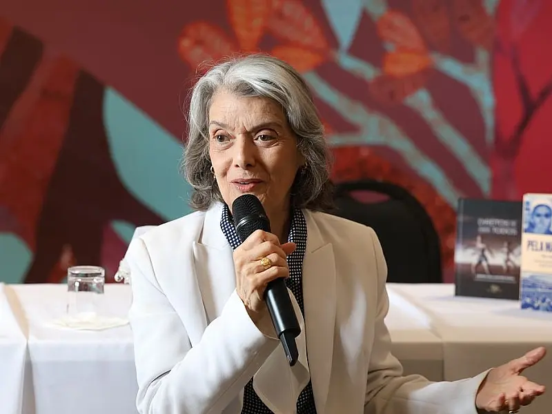 Democracia está nas mãos do povo, não em palácios, diz Cármen Lúcia