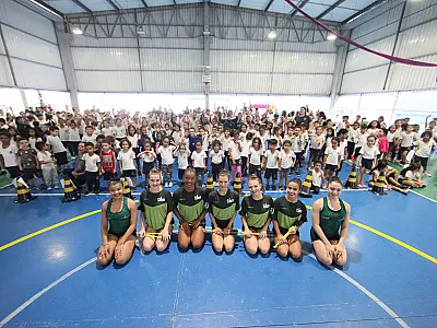 Equipe santista leva ginástica rítmica para escola municipal e empolga estudantes