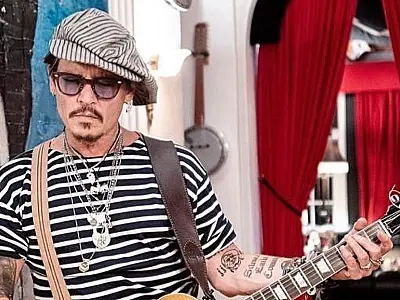 Johnny Depp é recebido com aplausos, gritos e placas de 'viva' no Festival de Cannes