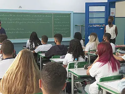 Material didático do governo de SP é raso e pouco confiável, dizem autores de livros didáticos
