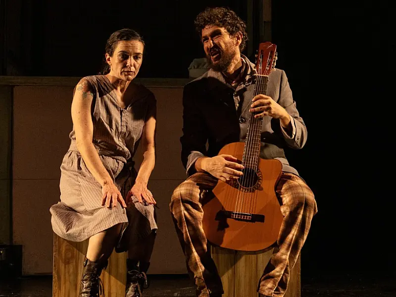 Teatro do Kaos  Cia. dos Náufragos encena espetáculo e ministra oficina teatral em Cubatão