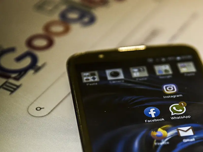 Google e Facebook devem retirara anúncios falsos sobre o Desenrola