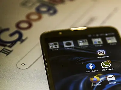 Google e Facebook devem retirara anúncios falsos sobre o Desenrola