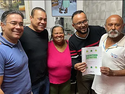 Cubatão inicia entrega, de porta em porta, de escrituras definitivas na Vila Natal