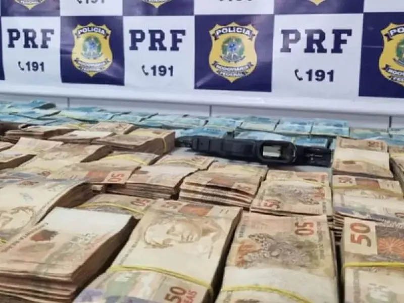 Homem é preso com mais de R$ 700 mil após PRF notar detalhe em carro