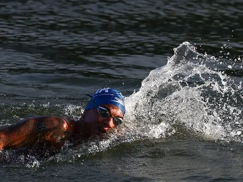 Ana Marcela Cunha briga, mas termina em 4º lugar na maratona aquática