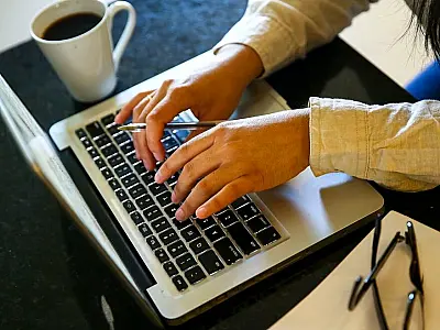 Governo publica medida que permite trabalho híbrido e contrato por produção