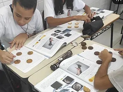 Alunos ensinam pais a lançarem foguetes em Feira de Ciências, Arte e Tecnologia