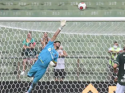 Campeonato Paulista: Paulinho faz gol da virada corintiana e João Paulo evita derrota do Santos