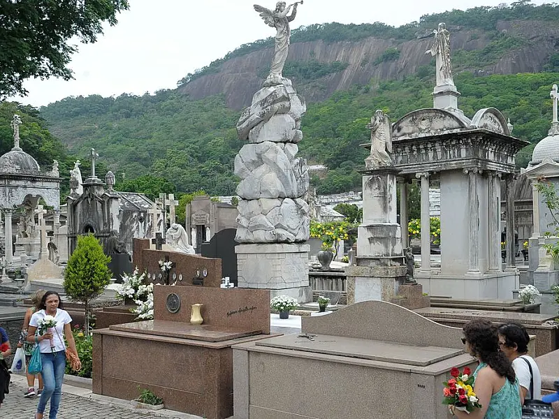 Cemitérios do país recebem visitas guiadas e viram museus a céu aberto