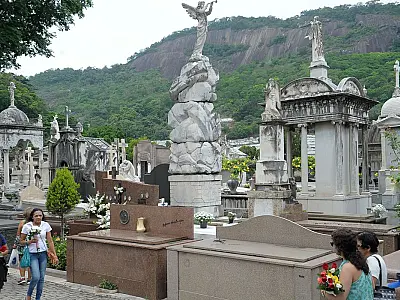 Cemitérios do país recebem visitas guiadas e viram museus a céu aberto