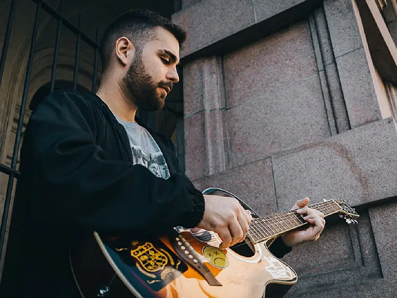 Músico santista lança novo single com influências da Bossa Nova e MPB