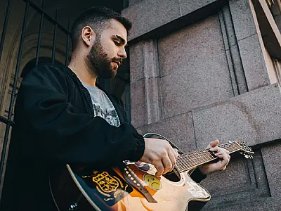 Músico santista lança novo single com influências da Bossa Nova e MPB