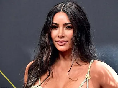 Kim Kardashian diz que rotina corrida com os filhos a faz chorar até dormir