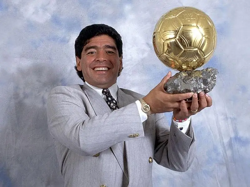 Filhos de Maradona entram com processo para impedir leilão da Bola de Ouro do pai