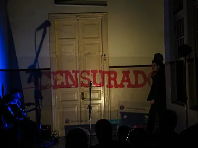 Jovens de Santos participam de oficina de criação artística e assistem ao espetáculo Vozes Veladas