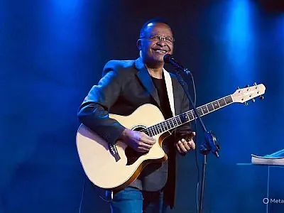 Guarujá recebe tributo a Ron Kenoly com noite de louvor e solidariedade