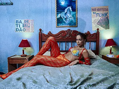 Anitta rebate críticas por não cantar mais em português, nas suas músicas