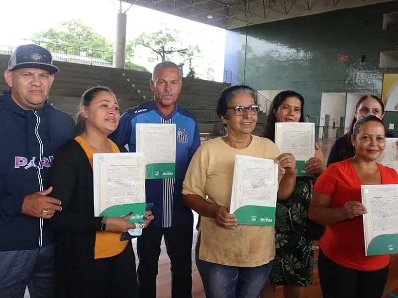Emoção marca entrega de escritura de 199 imóveis de conjuntos habitacionais
