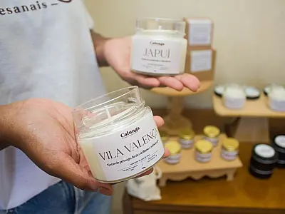 Casal vicentino cria velas aromáticas com nome dos bairros de São Vicente