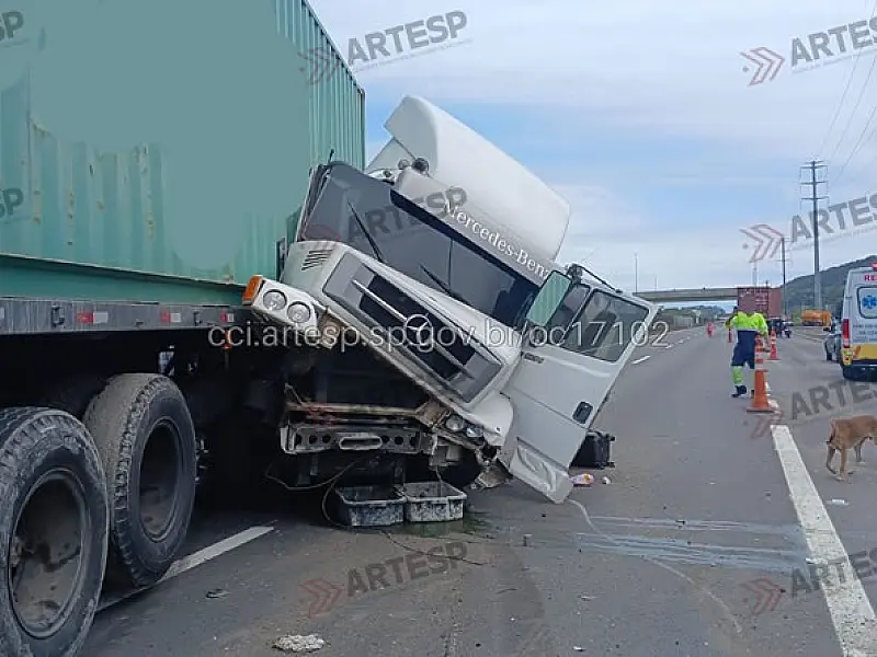 Carreta colide contra barreira de concreto na SP-055 em Praia Grande (SP)
