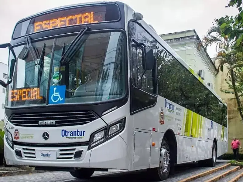Sem salários e benefícios, motoristas fazem nova greve de ônibus municipais