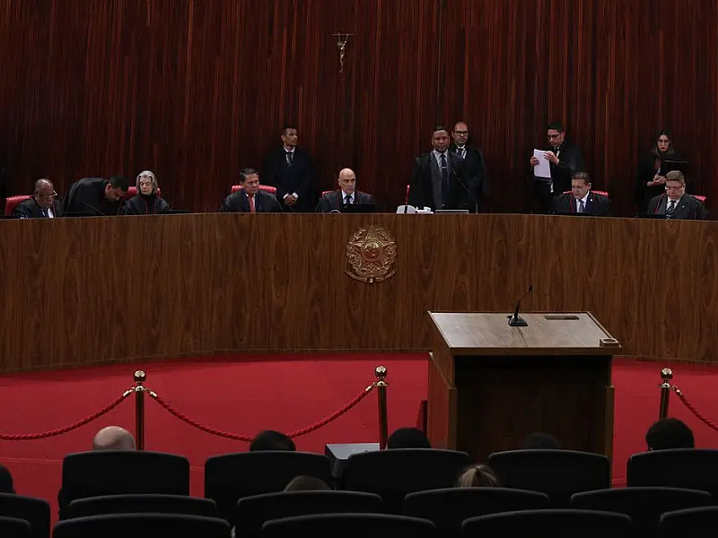 Maioria do TSE condena Bolsonaro à inelegibilidade por oito anos