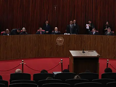 Maioria do TSE condena Bolsonaro à inelegibilidade por oito anos