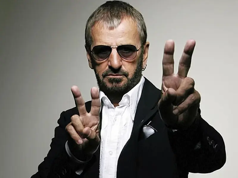 Ringo Starr mantém a batida aos 85 anos