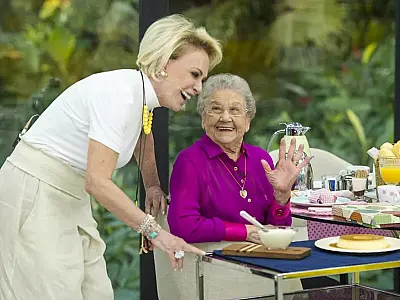 Ana Maria Braga chora ao homenagear Palmirinha