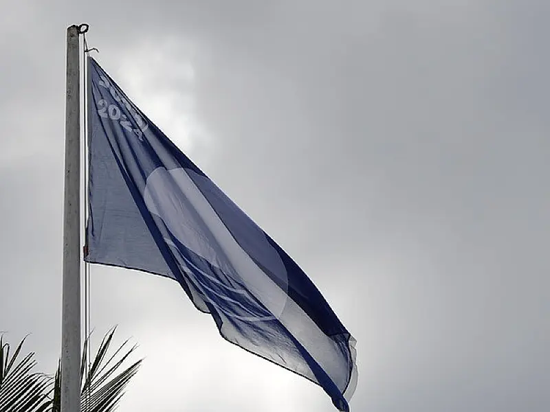 Orla: Prefeitura de Guarujá hasteia 14ª Bandeira Azul na Praia do Tombo