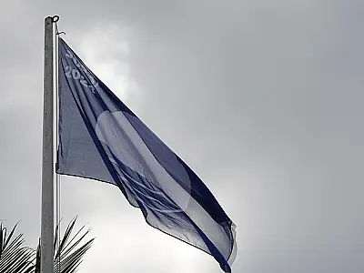 Orla: Prefeitura de Guarujá hasteia 14ª Bandeira Azul na Praia do Tombo