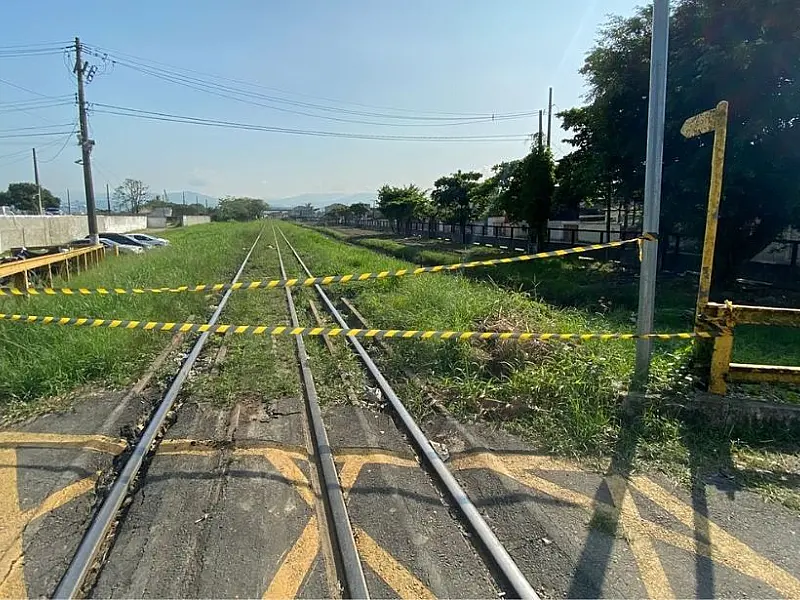 Polícia encontra corpo sem cabeça e sem braço próximo a linha férrea em Guarujá