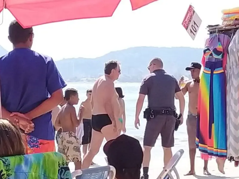 Idoso é levado pela polícia após mostrar partes íntimas para grupo de crianças