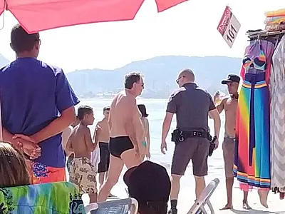 Idoso é levado pela polícia após mostrar partes íntimas para grupo de crianças