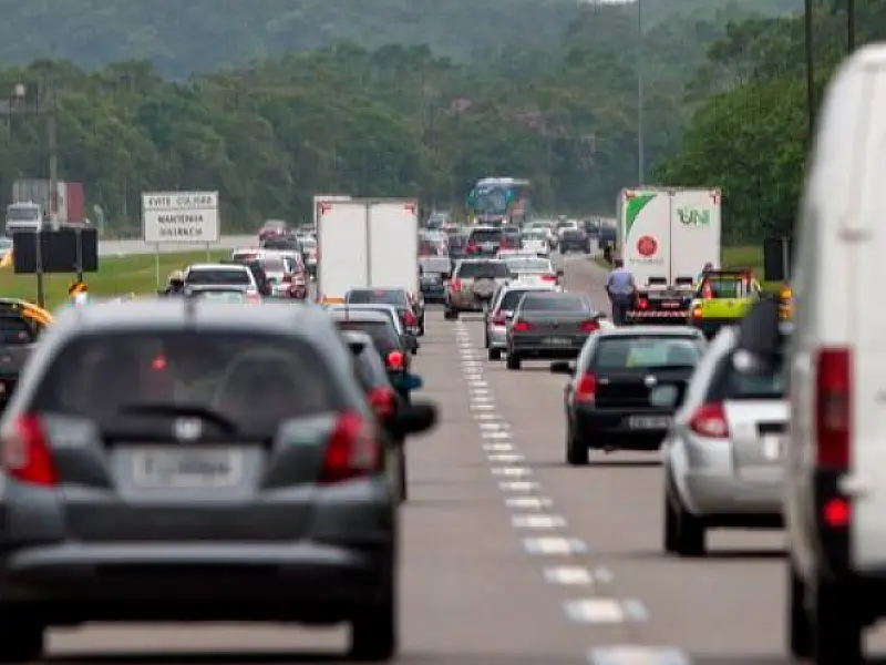Imigrantes fica congestionada por risco de queda de placa gigante