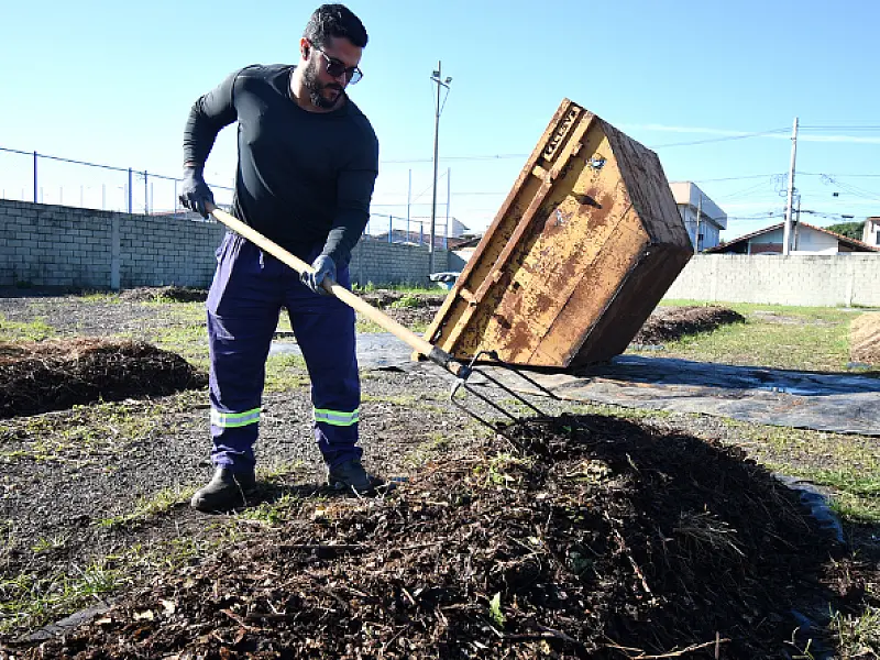 Central de compostagem transforma restos de feiras-livres em adubo orgânico