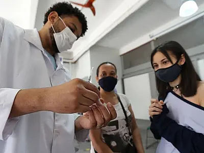 São Paulo vai aplicar vacina contra Covid-19 em alunos nas escolas públicas e privadas