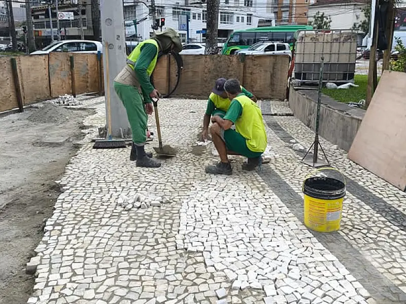 Obras na Praça da Independência, em Santos, avançam com apoio do Patrimônio Histórico