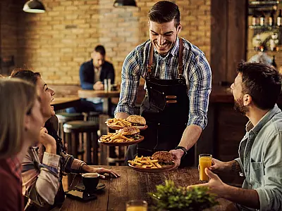 Copa e festas de fim de ano impulsionam bares e restaurantes, após 2022 difícil