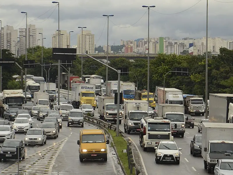 Marginal Tietê é liberada após bloqueio por manifestantes