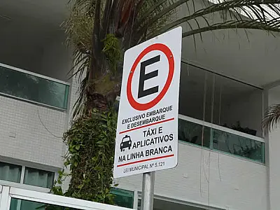 Guarujá inaugura pontos de parada de passageiros para motoristas de aplicativo e táxi