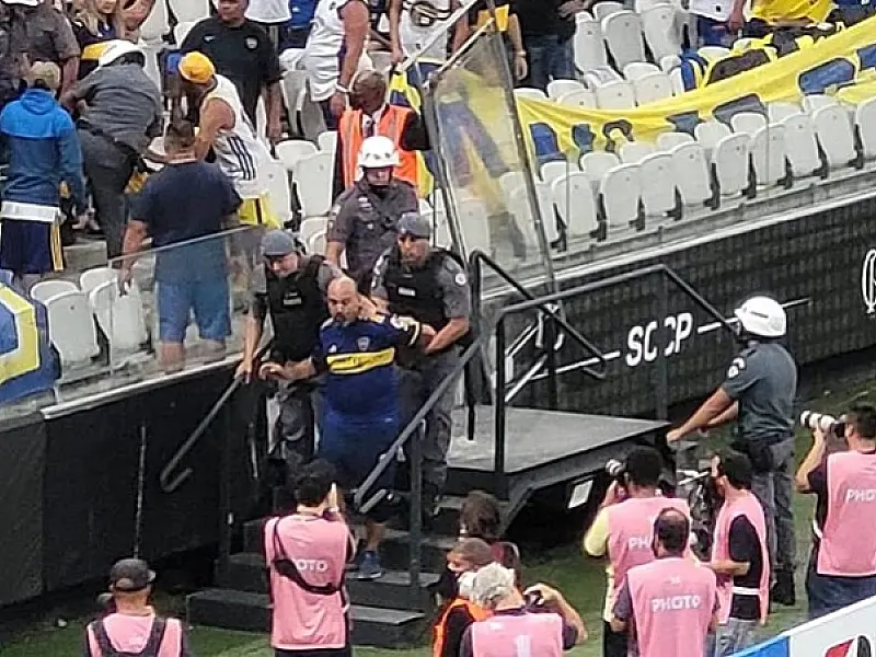 Argentino é detido por injúria racial após imitar um macaco para a torcida do Corinthians