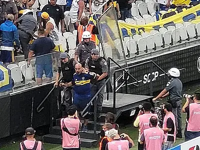 Argentino é detido por injúria racial após imitar um macaco para a torcida do Corinthians