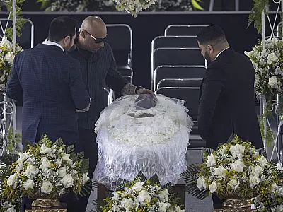 'Chegamos em casa', diz Edinho ao publicar foto do caixão de Pelé