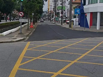 Obra da Sabesp no Canal 2, em Santos, libera uma faixa da avenida para o trânsito de veículos até 16